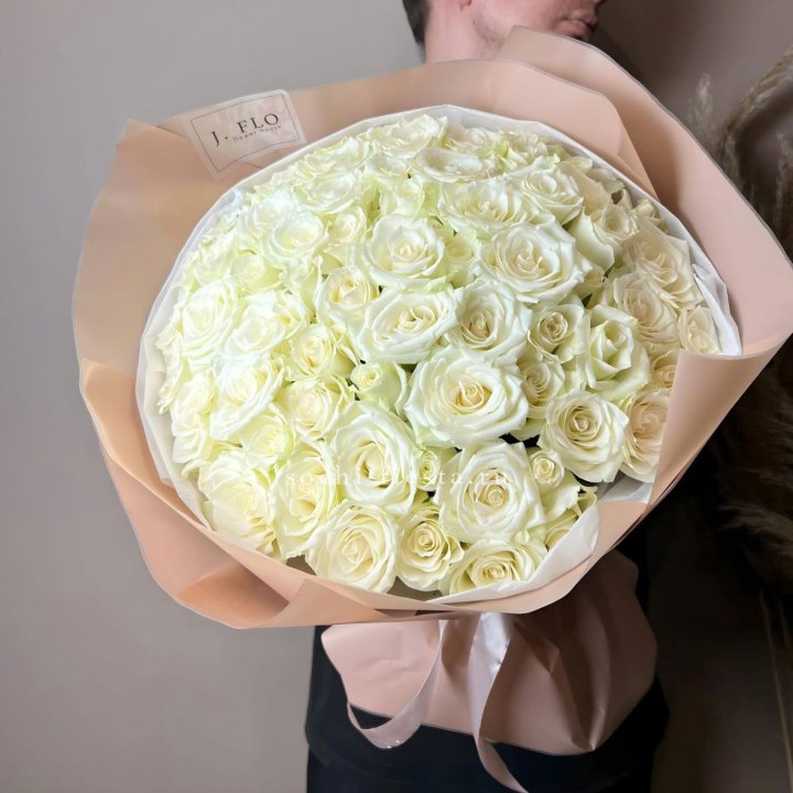 51 белая  роза в оформлении в Братске