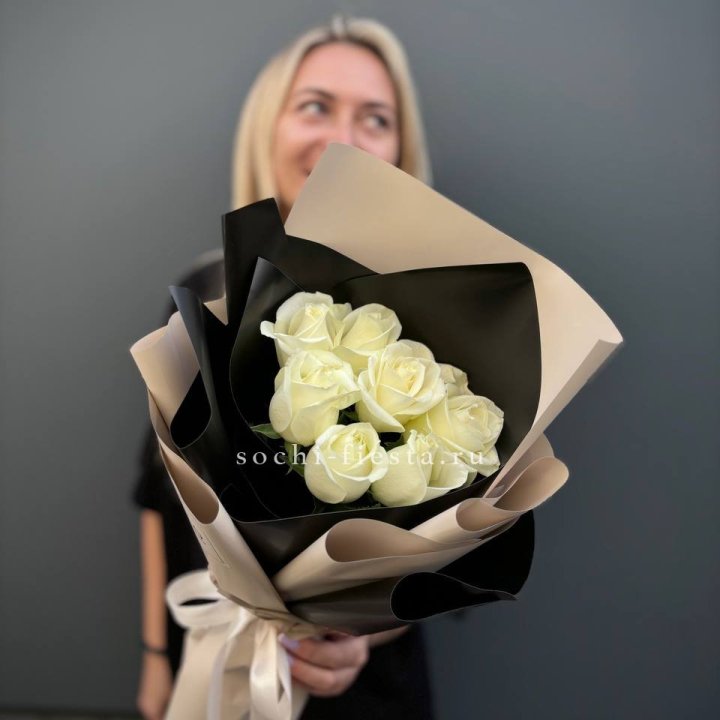7 белых роз Иммерсив в Братске