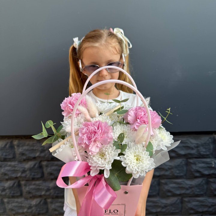 Сумочка из стойких хризантем и диантуса в Братске