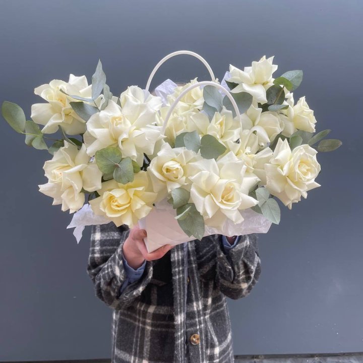 15 белых роз в сумочке в Братске