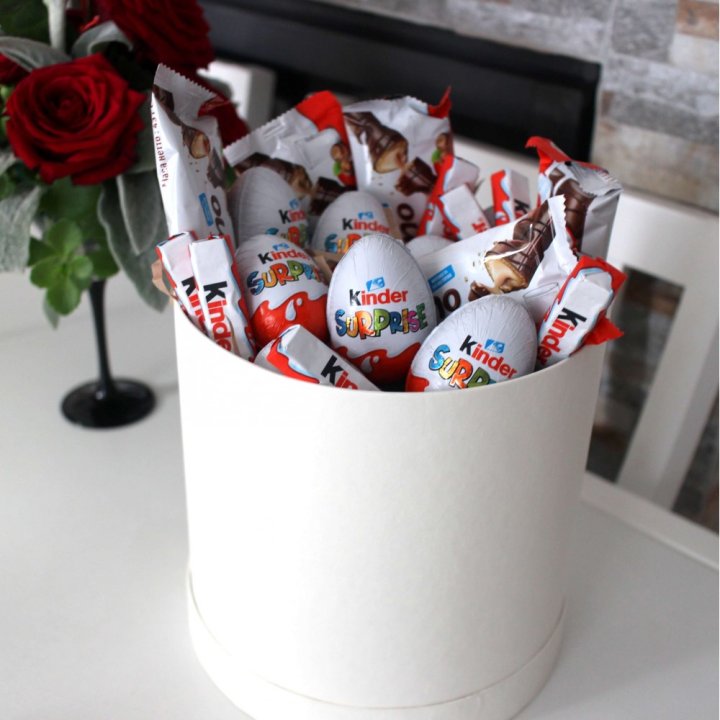 Коробка с киндерами  в Братске