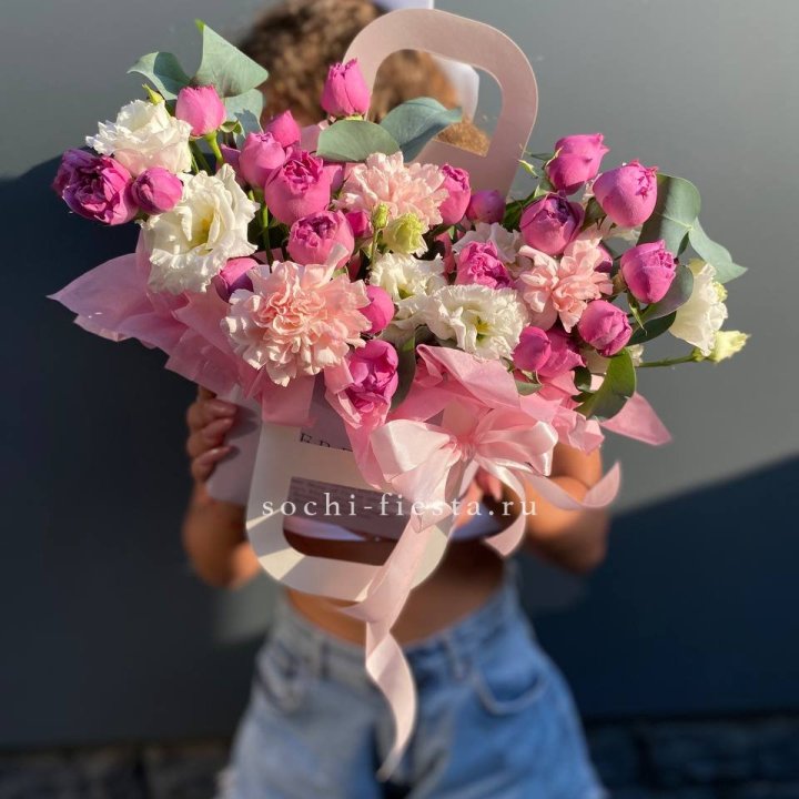 Сумочка с кустовой розой и диантусами в Братске