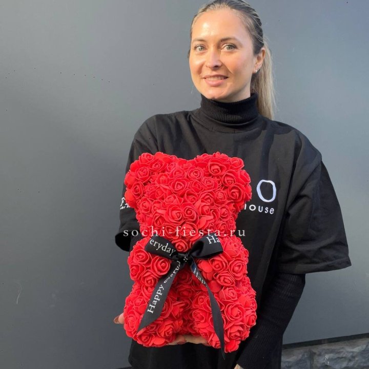 Медведь из роз красный в Братске