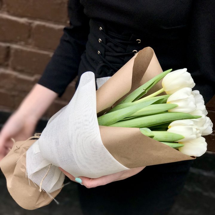 Букет белых тюльпанов в Братске