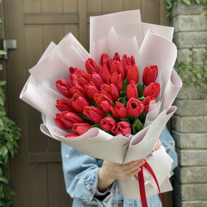 35 красных тюльпанов в Братске