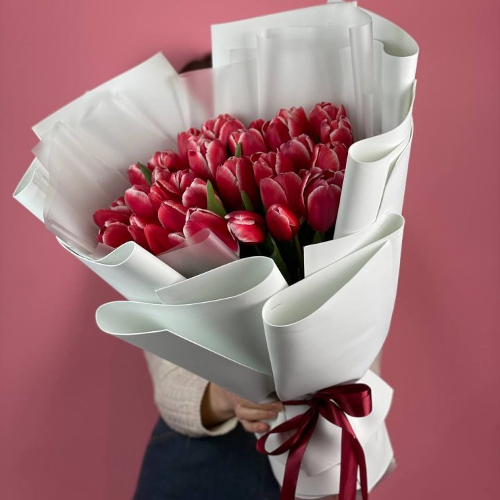 Букет красных тюльпанов в Братске